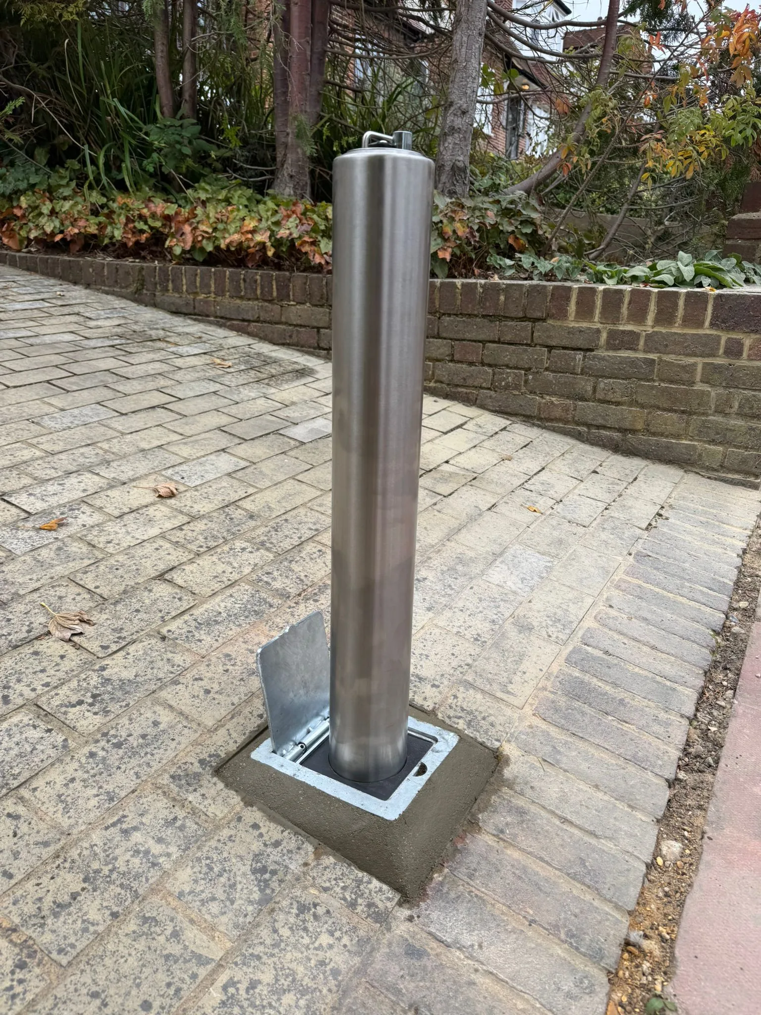 Lift-Assist Telescopic driveway bollard